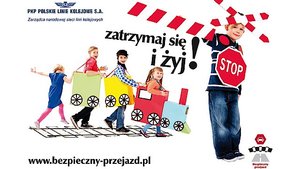 Plakat promujący akcję bezpieczny przejazd - namalowane osoby stoją przy znaku Krzyż świętego Andrzeja.