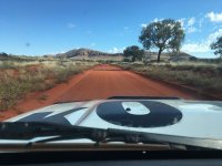 Maska policyjnego radiowozu w Australii i widok na australijską pustynię.