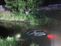 Samochód zanurzony w rzece.
