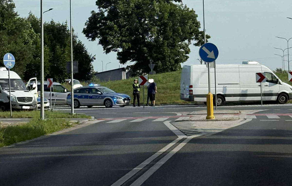 zdjęcie kolorowe: policjanci namysłowskiej drogówki podczas zatrzymania mężczyzny