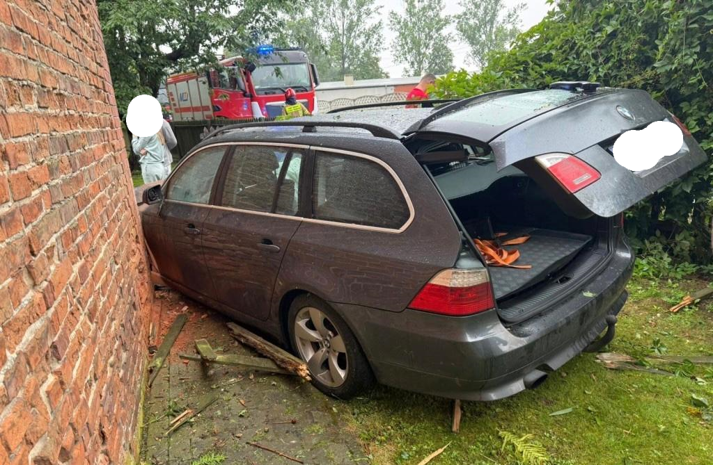 zdjęcie: samochód, który wjechał w ogrodzenie
