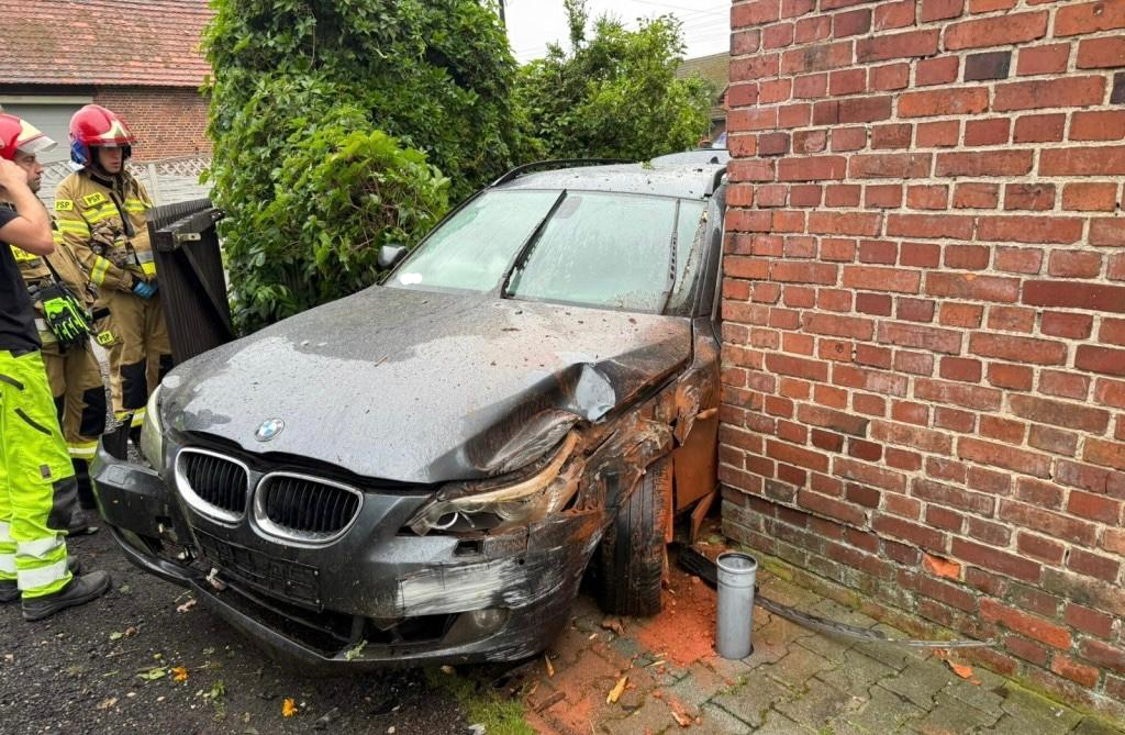 zdjęcie: samochód, który wjechał w ogrodzenie