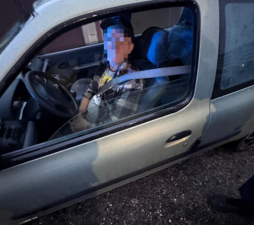 zdjęcie: nietrzeźwy kierujący w swoim samochodzie