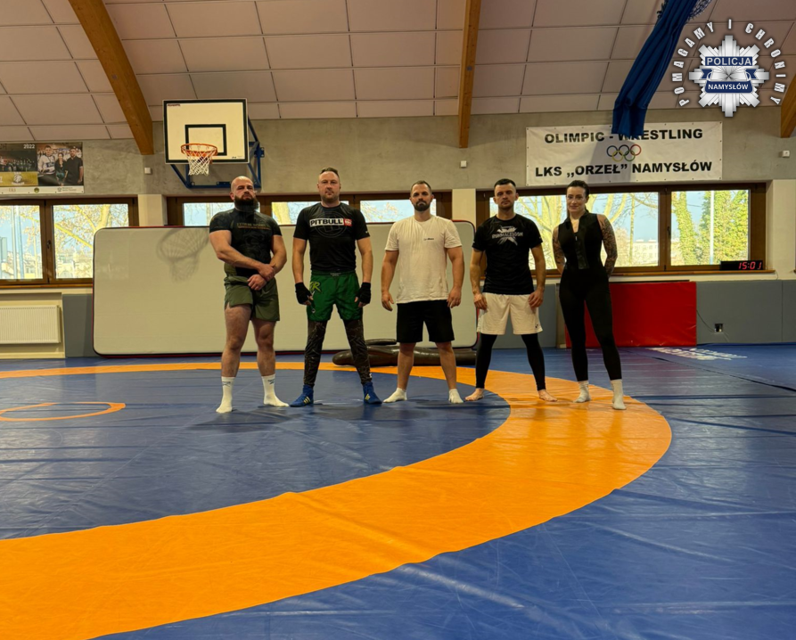 zdjęcie: policjanic podczas zajęć