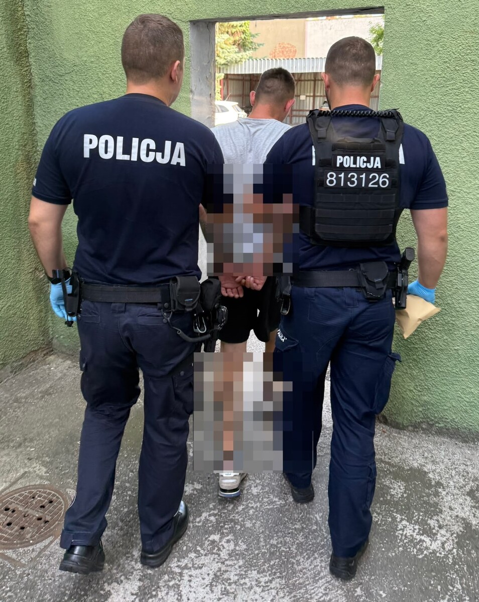 zdjęcie: policjanci z zatrzymanym mężczyzną