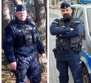 Dwóch policjantów stoi w mundurach na dworze.