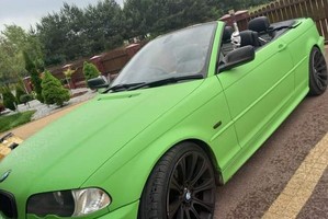 Zielony samochód marki BMW.