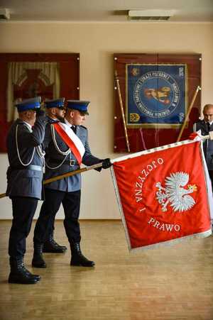 policjanci w mundurze ze sztandarem Komendy Powiatowej Policji w Namysłowie