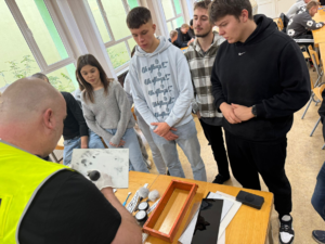 młodzież z technikiem kryminalistyki