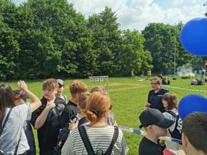 zdjęcie kolorowe: namysłowscy policjanci podczas spotkania z młodzieżą