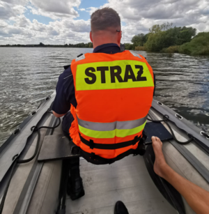 zdjęcie kolorowe: namysłowscy policjanci podczas działań ze strażakami