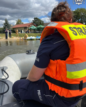 zdjęcie kolorowe: namysłowscy policjanci podczas działań ze strażakami