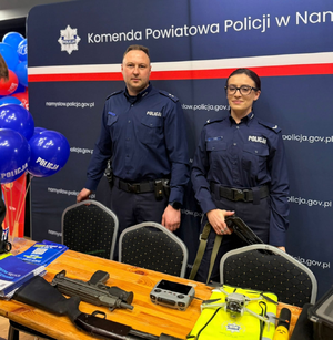 policjanci w mundurach