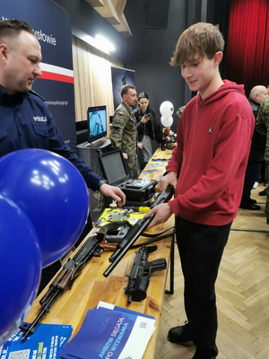 policjanci w mundurach