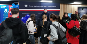 policjanci w mundurach