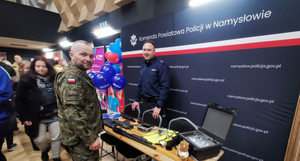 policjanci w mundurach