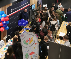 policjanci w mundurach