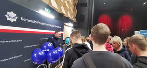 policjanci w mundurach