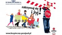 Plakat promujący bezpieczny przejazd kolejowy, dzieci są ustawione w pociąg a nad nimi napisy.