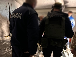 Zdjęcie przedstawia policjantów podczas realizacji.