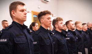 Zdjęcie przedstawia policjantów stojących w rzędzie.
