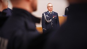 Zdjęcie przedstawia mężczyznę w mundurze.