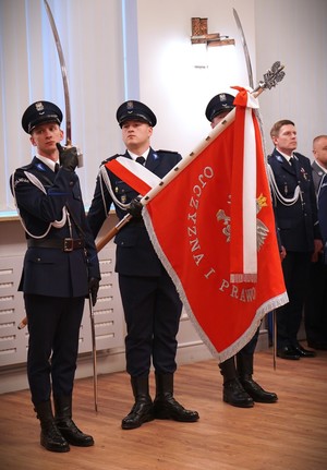 Zdjęcie przedstawia policyjny sztandar.