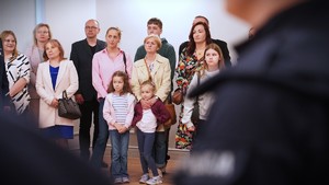 Zdjęcie przedstawia kobiety i mężczyzn stojących grupą.