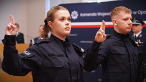 Zdjęcie przedstawia policjantów podczas ślubowania.