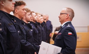 Zdjęcie przedstawia mężczyzn, który ściskają sobie ręce.