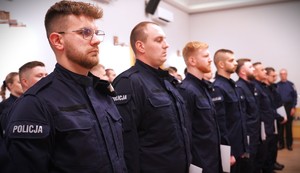 Zdjęcie przedstawia policjantów z rozkazami ślubowania.