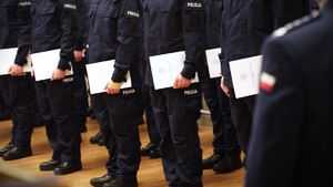 Zdjęcie przedstawia policjantów z rozkazami.