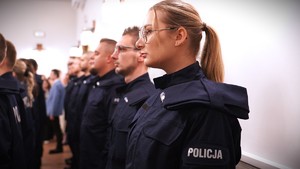 Policjanci stoją w szeregu.