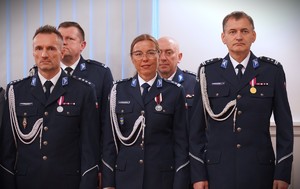 Zdjęcie przedstawia policjantów w gabardynie.
