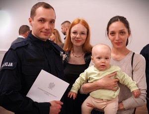 Zdjęcie przedstawia policjanta z rodziną.