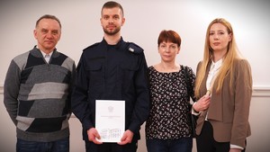Zdjęcie przedstawia policjanta z rodziną.