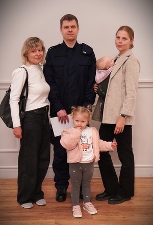 Zdjęcie przedstawia policjanta z rodziną.